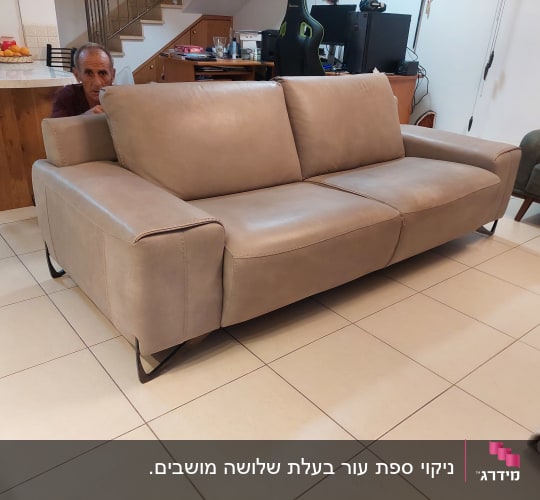 ספה גדולה בצבע בז